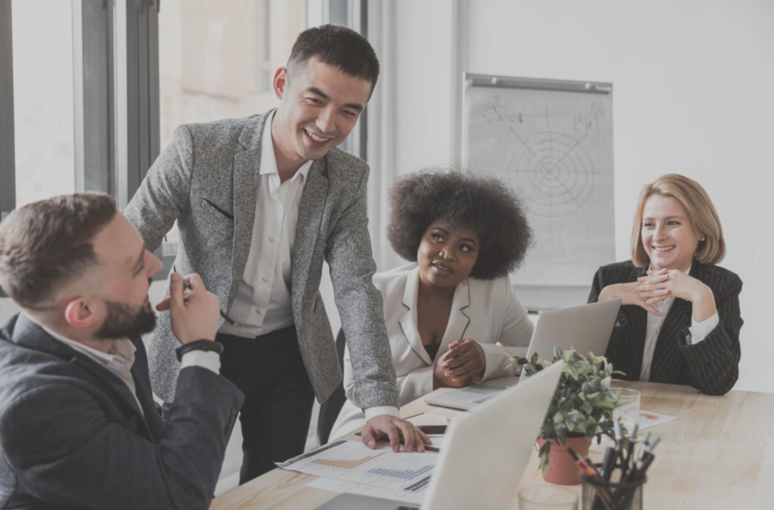 Equipo de trabajo colaborando en análisis financiero