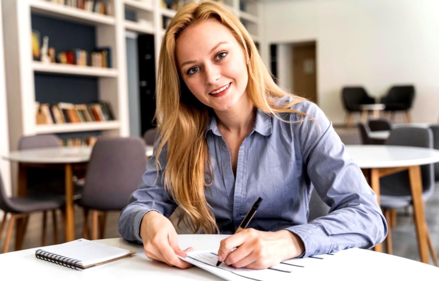 Equipo trabajando en automatización de reportes financieros